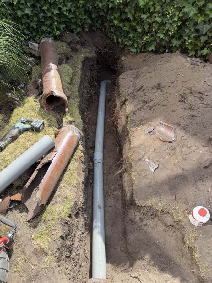Gebroken gresbuis naast een nieuw gelegde pvc-leiding in Eemnes